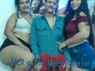 Hot_girls_threesome_x